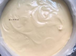 将混合好的蛋糕糊倒入8寸的圆形模具中（模具提前用油纸做一个底垫，方便提出蛋糕，如果是活底模具，外边必须围上两层锡纸，防止进水）