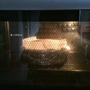 轻磕两下，震出大气泡，水浴法，放入已预热的烤箱下层，注入3cm凉水，150度烘焙60-70分钟