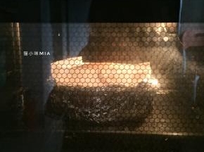 轻磕两下，震出大气泡，水浴法，放入已预热的烤箱下层，注入3cm凉水，150度烘焙60-70分钟