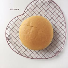 出炉后震一下防止回缩，及时脱模放置晾网中晾凉