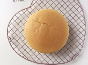 出炉后震一下防止回缩，及时脱模放置晾网中晾凉