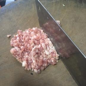 把猪前腿肉碰成肉末。