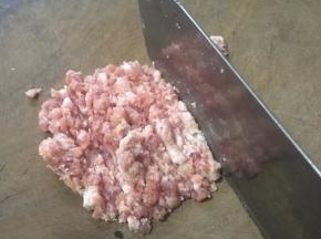 把猪前腿肉碰成肉末。