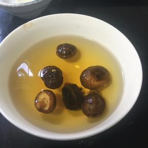 香茹提前用温水泡发。