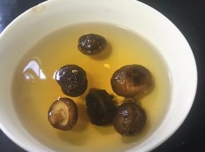 香茹提前用温水泡发。