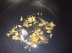 虾皮用热锅炒香。