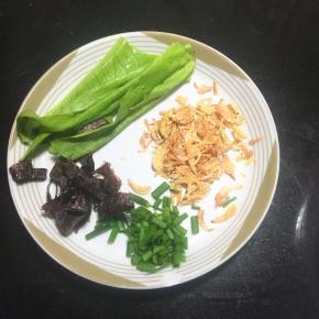 炒好的虾皮，青菜，紫菜，葱花备齐。