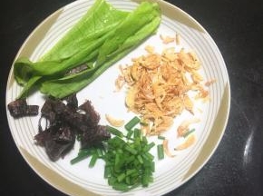 炒好的虾皮，青菜，紫菜，葱花备齐。