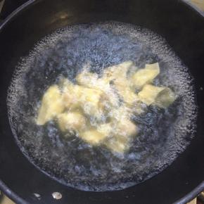 水烧开，把云吞倒入锅里。