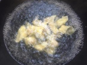 水烧开，把云吞倒入锅里。