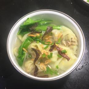 高汤加入碗里，云吞和青菜捞到碗里，滴入香油，撒入胡椒粉，最上面加入海苔菜，虾米，和小葱。