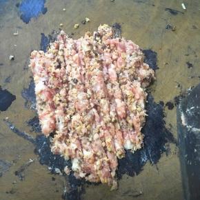 把香茹和肉抹再一起剁成末。