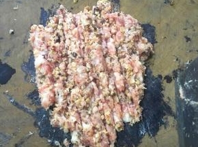 把香茹和肉抹再一起剁成末。