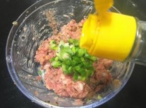 剁好的肉抹加入葱花，胡椒粉，盐，香油，半只蛋清，用力搅打起劲。