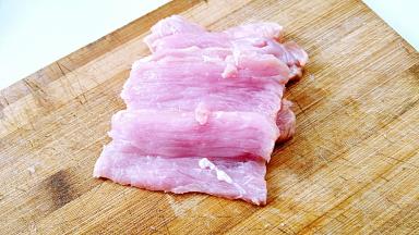 里脊肉顺着纹路切成刀背厚的片。