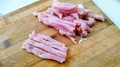 切成比筷子还要细一些的条状。