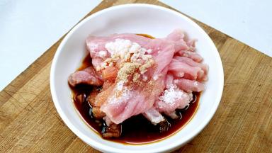 调入盐，老抽，生抽，五香粉，砂糖，酒酿。