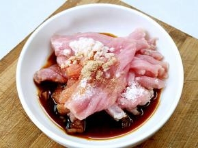 调入盐，老抽，生抽，五香粉，砂糖，酒酿。