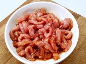 拌匀腌制10分钟。