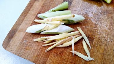 葱，姜切丝。