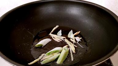 锅中放油烧热，放入葱姜小火炝锅。