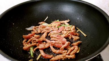 放入肉丝小火煸炒。