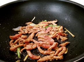 放入肉丝小火煸炒。