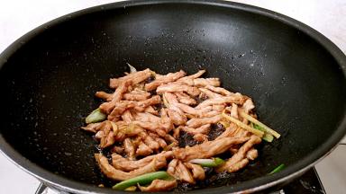 炒制变色。