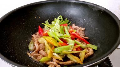 倒入辣椒转中火煸炒。