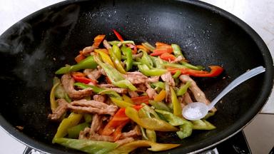 调入味精拌匀翻炒几下。