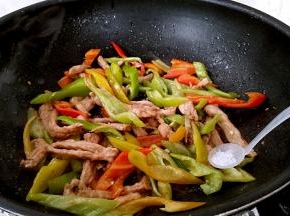 调入味精拌匀翻炒几下。