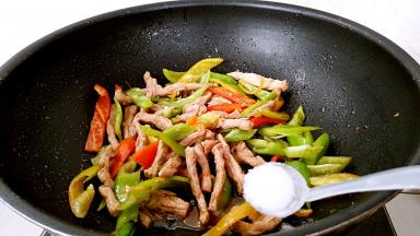 调入盐拌匀即可出锅。