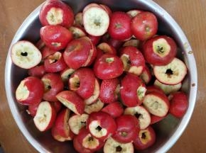 横向中间切开，去蒂去核