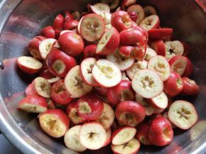 放入锅内倒入200克的水，水不要多，不需要漫过山楂，锅底有一点水就可，煮到最后你会发现锅内水越来越多，水过多最后容易导致很难成糕，有些朋友说她的不成型大多就是这一步水加太多了