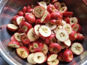 放入锅内倒入200克的水，水不要多，不需要漫过山楂，锅底有一点水就可，煮到最后你会发现锅内水越来越多，水过多最后容易导致很难成糕，有些朋友说她的不成型大多就是这一步水加太多了