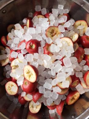 放入冰糖，开始煮