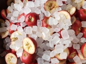 放入冰糖，开始煮