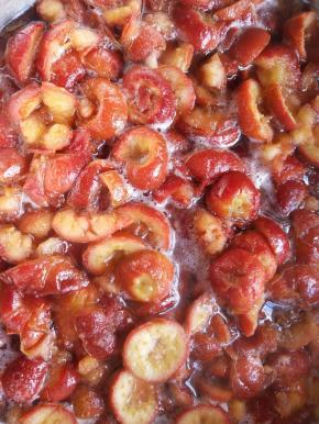 山楂好煮一会功夫就煮到软烂关火，这会锅内感觉水多了好多