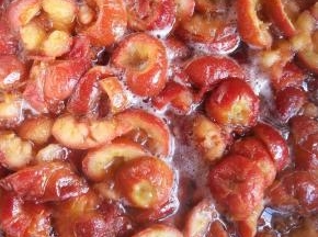 山楂好煮一会功夫就煮到软烂关火，这会锅内感觉水多了好多