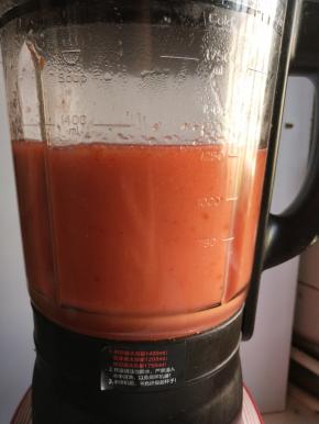 放入破壁机打成细腻的糊，我用西屋破壁机最多打一分钟就可以。山楂不需要去皮，更不需要过滤，糊糊很细腻，一点渣都没有