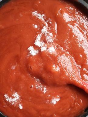 不用去皮，颜色照样美极了，倒入不粘锅，放入细砂糖，中小熬