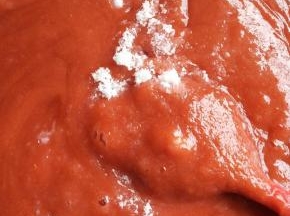 不用去皮，颜色照样美极了，倒入不粘锅，放入细砂糖，中小熬