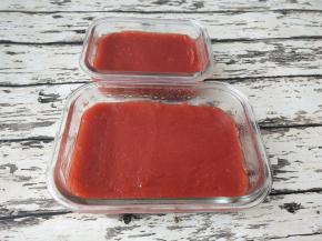 耐热容器提前抹油，趁热倒入容器，放入冰箱冷藏冷却就可。其实这方子加水少只需熬制一会室温冷却也没问题的