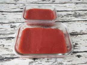 耐热容器提前抹油，趁热倒入容器，放入冰箱冷藏冷却就可。其实这方子加水少只需熬制一会室温冷却也没问题的