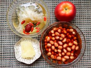 准备材料如图。（银耳和花生需提前一晚泡上）