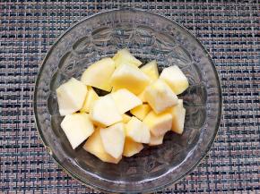 苹果去皮去籽切小块。