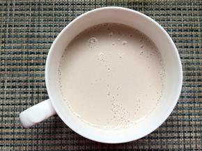 将花生浆舀入碗中搅拌均匀。