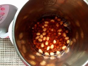 花生加适量清水倒入豆浆机中。