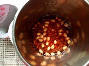 花生加适量清水倒入豆浆机中。