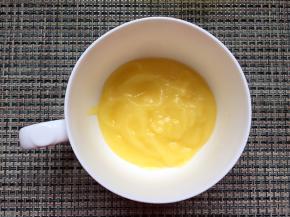 将苹果泥盛入碗中。